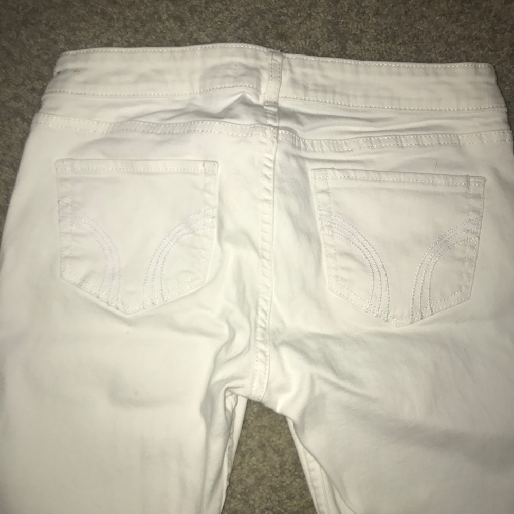 White Hollister skinny jeans.